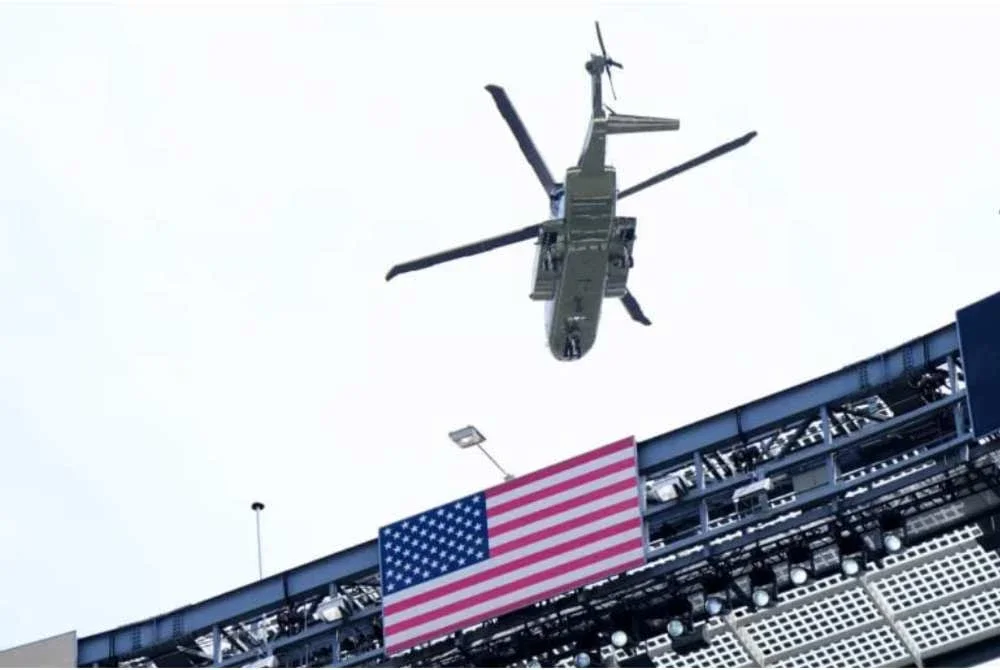 Helikopter rasmi Presiden AS dilihat terbang melintasi Stadium New York New Jersey sebelum berlangsungnya perlawanan akhir Piala Dunia pada Ahad. Foto: AP