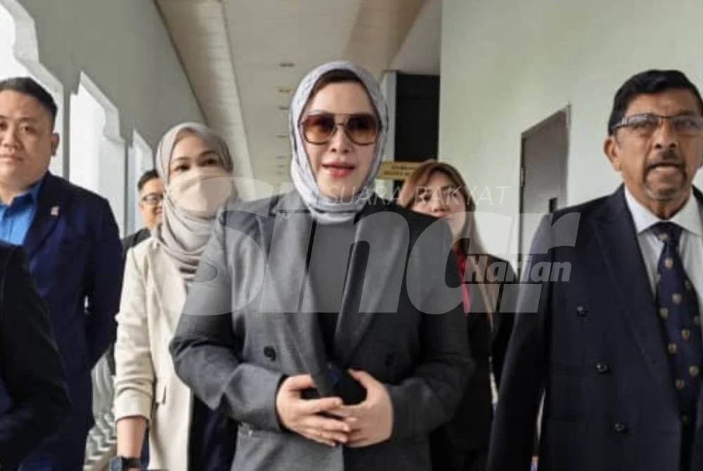Zizie Izette (tengah) dilepas dan dibebaskan oleh Mahkamah Sesyen di sini pada Isnin atas tiga pertuduhan bersubahat dengan suaminya dalam mendapatkan rasuah RM2.8 juta membabitkan pelaburan unit amanah Public Mutual Berhad.