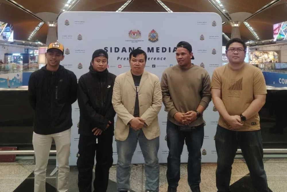 Lima kru kapal MV Berkat Tuah iaitu empat tempatan dan seorang Indonesia berjaya dibawa pulang dan tiba di KLIA Terminal 1 pada Isnin.