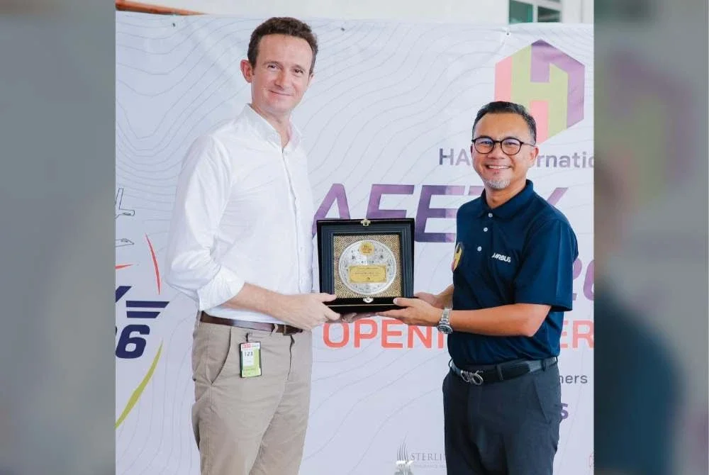 Pengarah Urusan HAS International, Hasery Bakar (kanan), bersama Pengarah Urusan Airbus Helicopters Malaysia, Axel de Pascal, pada Majlis Pengiktirafan Juruterbang H175 yang diadakan bersempena dengan Minggu Keselamatan HAS 2026 di Miri.