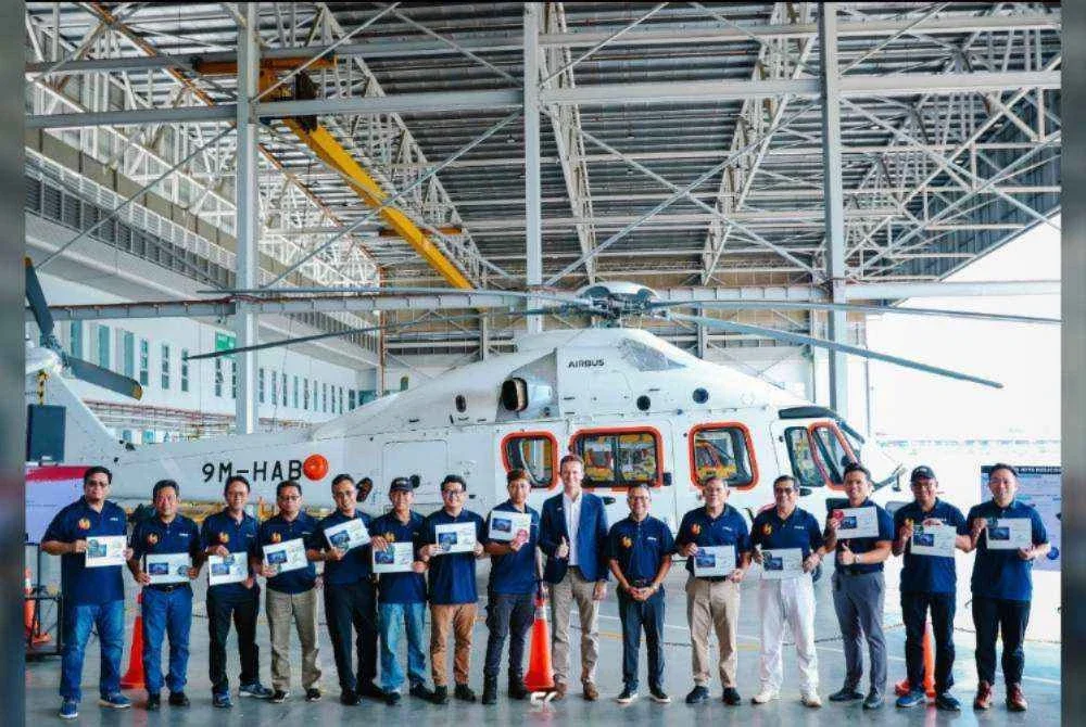 Hasery (tengah, kanan) dan Pengarah Urusan Airbus Helicopters Malaysia, Axel de Pascal (tengah kiri), bersama 18 juruterbang HAS yang menerima pengiktirafan daripada Airbus atas pencapaian penting jam penerbangan H175, sekali gus mencerminkan tahap profesionalisme dan kecemerlangan operasi kru penerbangan HAS.