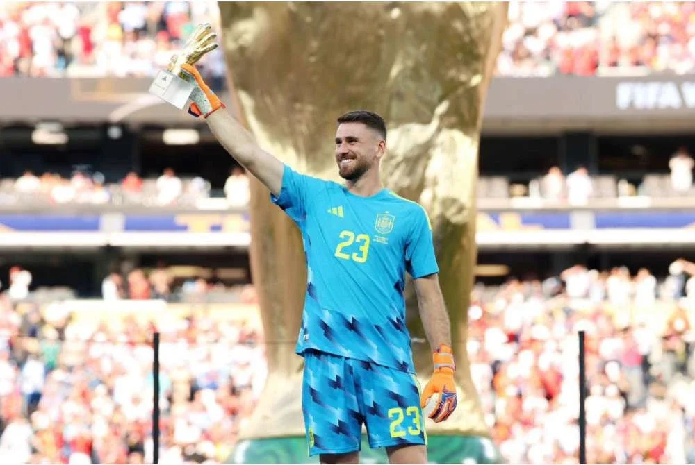 Penjaga gol Sepanyol, Unai Simon rangkul Anugerah Sarung Tangan Emas selepas aksi final menentang Argentina. Foto: Agensi
