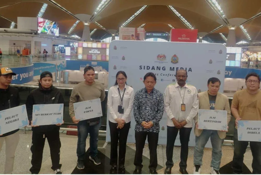 Dickson (empat dari kanan) bergambar bersama pegawai NUSPM serta kru kapal MV Berkat Tuah di KLIA Terminal 1 pada Isnin.