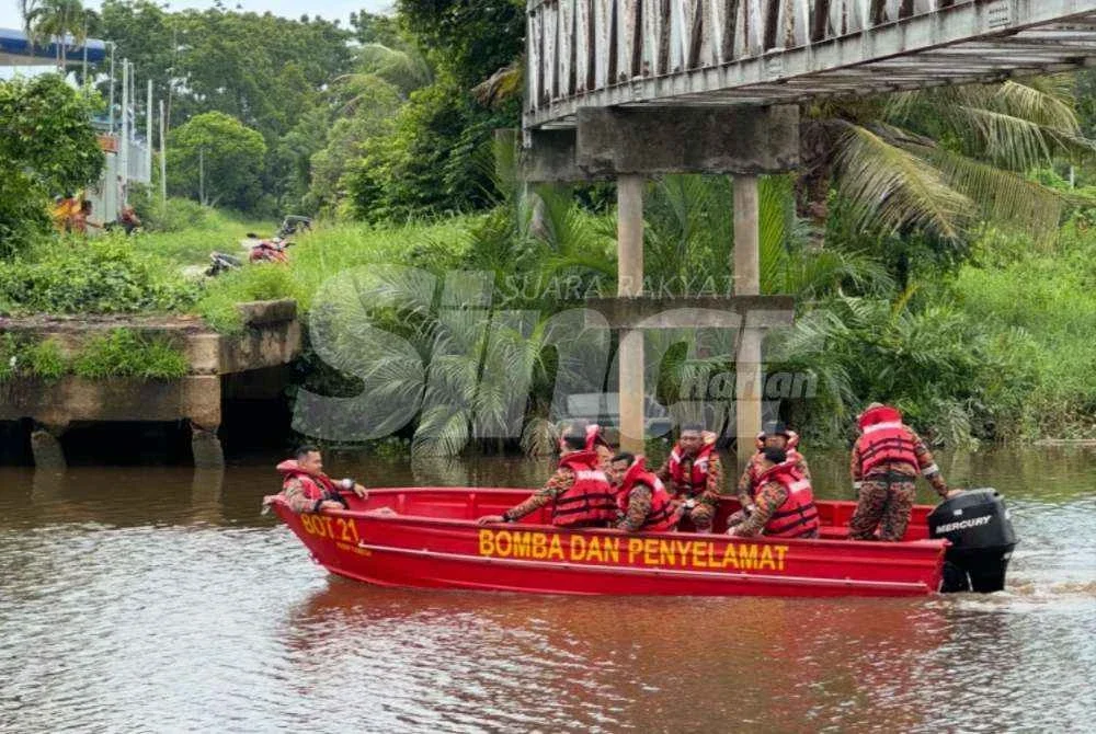 Anggota bomba menjalankan operasi pencarian di permukaan sungai. Foto: ADILA SHARINNI WAHID