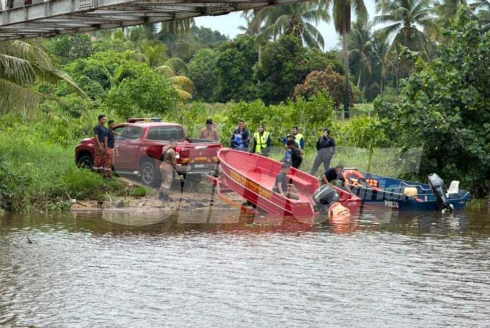Bomba yang tiba di sungai Wakaf Stan untuk operasi SAR. Foto: ADILA SHARINNI WAHID