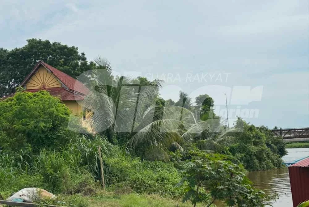 Lokasi penemuan motosikal di kedai makan lama di tepi sungai. Foto: ADILA SHARINNI WAHID