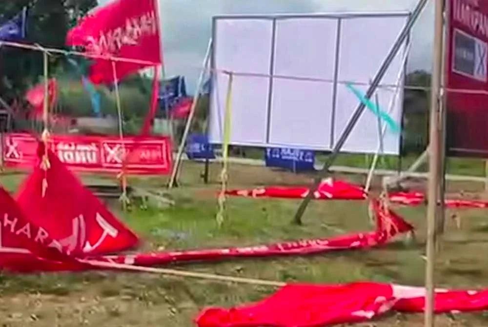 Bendera PH yang didakwa dirosakkan pihak bertanggungjawab. Foto ihsan PH