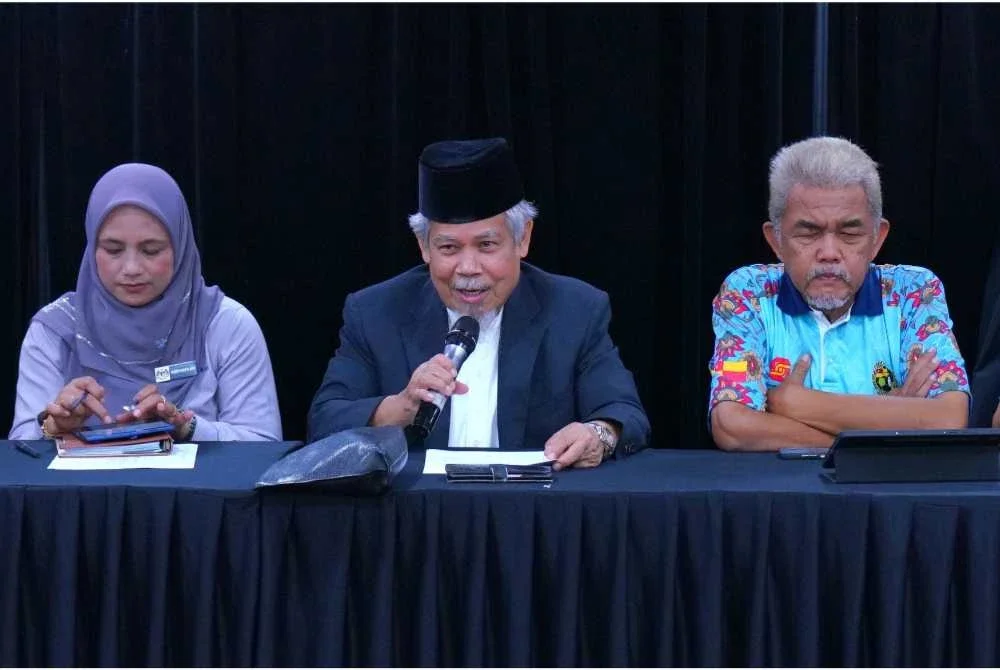 Emran (tengah) bersama Timbalan Pengerusi Jawatankuasa Induk Kejohanan Piala Jubli Perak Sultan Selangor, Hashim Anang (kanan) dalam sesi taklimat kejohanan di Karangkraf pada Isnin.