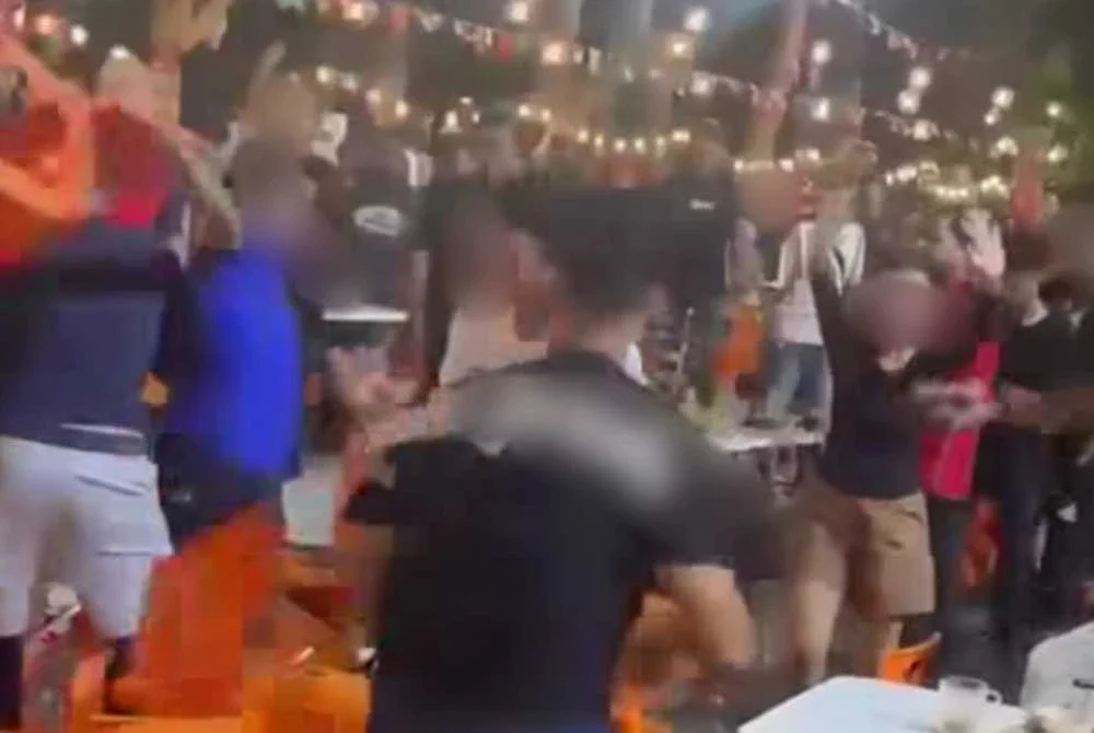 Tangkap layar tular insiden pergaduhan di sebuah restoran di Taman Daya Johor Bahru.