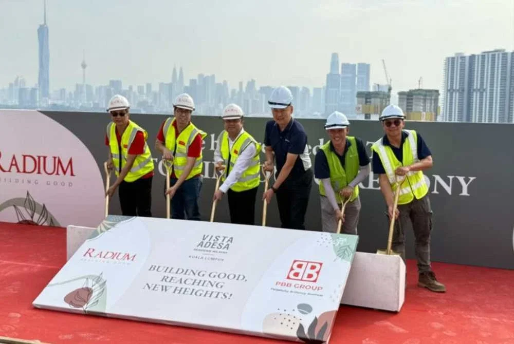 Barisan pengurusan Radium Development Berhad dan Pembinaan Bina Bumi Sdn Bhd pada Majlis Penyempurnaan Struktur Vista Adesa. Dari kiri, Pengarah Projek Radium Development Berhad, Kow Fook Huat; Pengarah Eksekutif, Chai Wou Hou; dan Pengarah Urusan Kumpulan, Datuk Gary Gan Kah Siong bersama Pengarah Urusan merangkap Ketua Pegawai Eksekutif Pembinaan Bina Bumi Sdn Bhd, Datuk Daren Kwan Aik Kiat (tiga dari kanan); Pengarah Projek, Liew Wee Min serta Pengurus Projek, Andde Len.