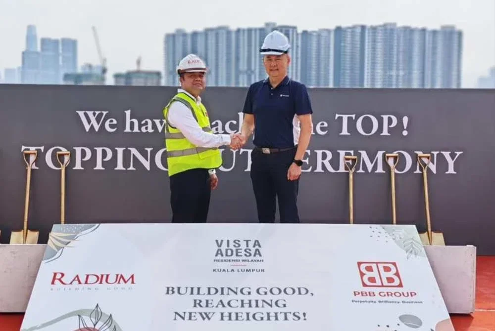 Gary Gan (kiri) bersama Daren Kwan menyaksikan pencapaian penting pembangunan Vista Adesa pada Vista majlis penyempurnaan struktur projek berkenaan.