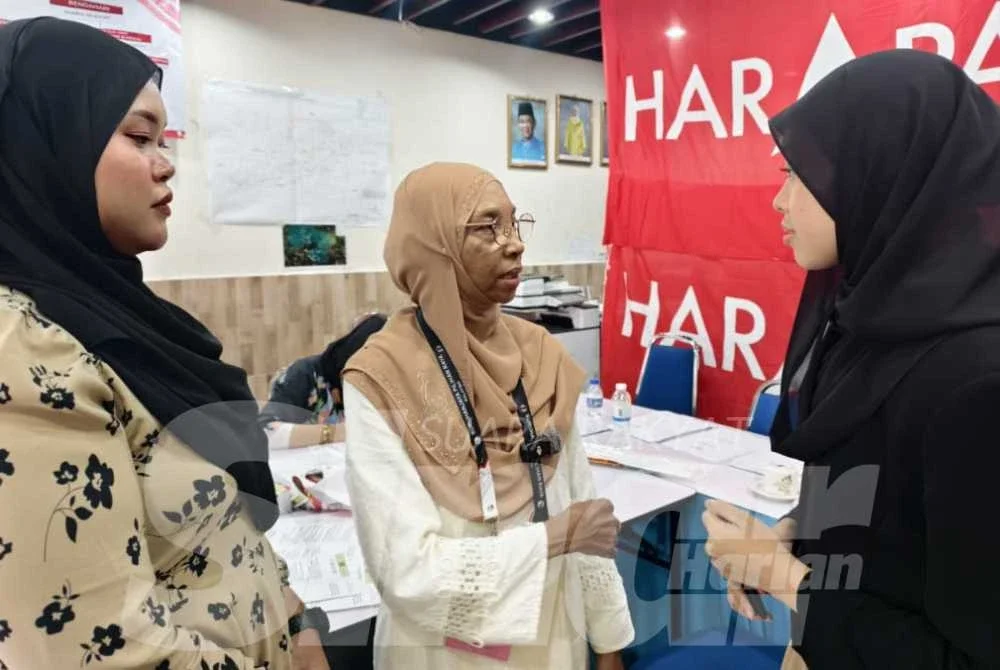 Siti Aishah (tengah) ketika meninjau gerak kerja sempena kempen beliau di Bilik Gerakan Utama N34 DUN Gemas pada Isnin.