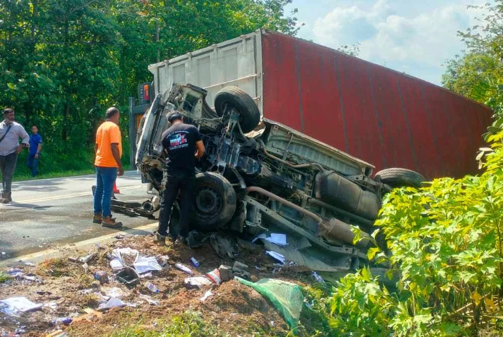 Lori treler terbabas dan terbalik sebelum terlanggar dua kenderaan lain.