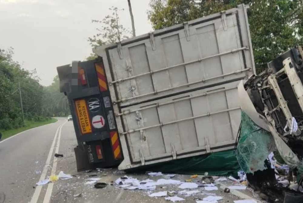 Lori treler yang terbabas menghempap van dipandu mangsa. Foto tular