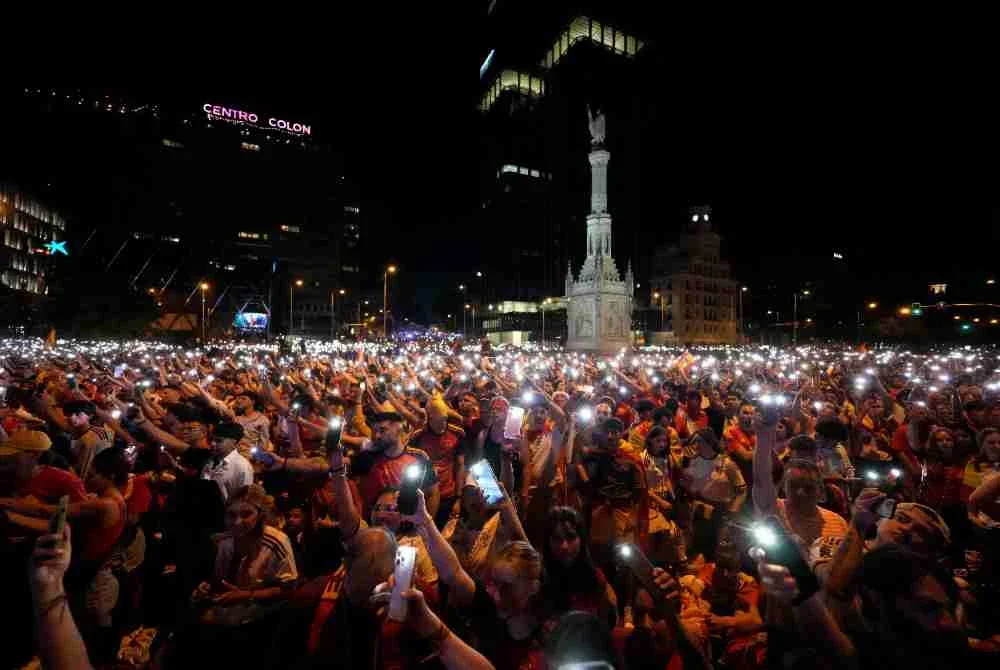 Ribuan penyokong Sepanyol berkumpul di Madrid bagi meraikan kejayaan pasukan itu menjuarai Piala Dunia 2026. Foto: Paul Hanna /AFP