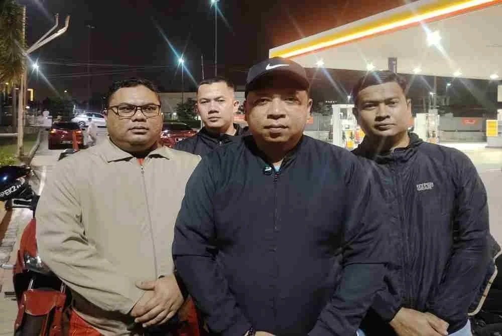 Mohd Shahran (tengah) ketika ditemui pemberita selepas rondaan bermotosikal di sekitar Kuala Lumpur pada Isnin.