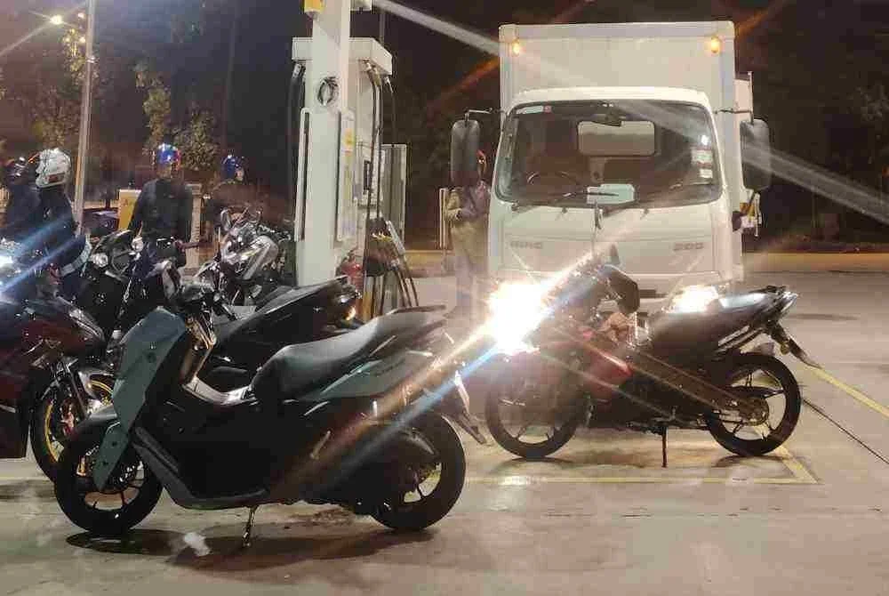 KPDN Kuala Lumpur menggerakkan anggotanya menerusi pasukan rondaan bermotosikal dan berpakaian preman bagi memantau stesen minyak.