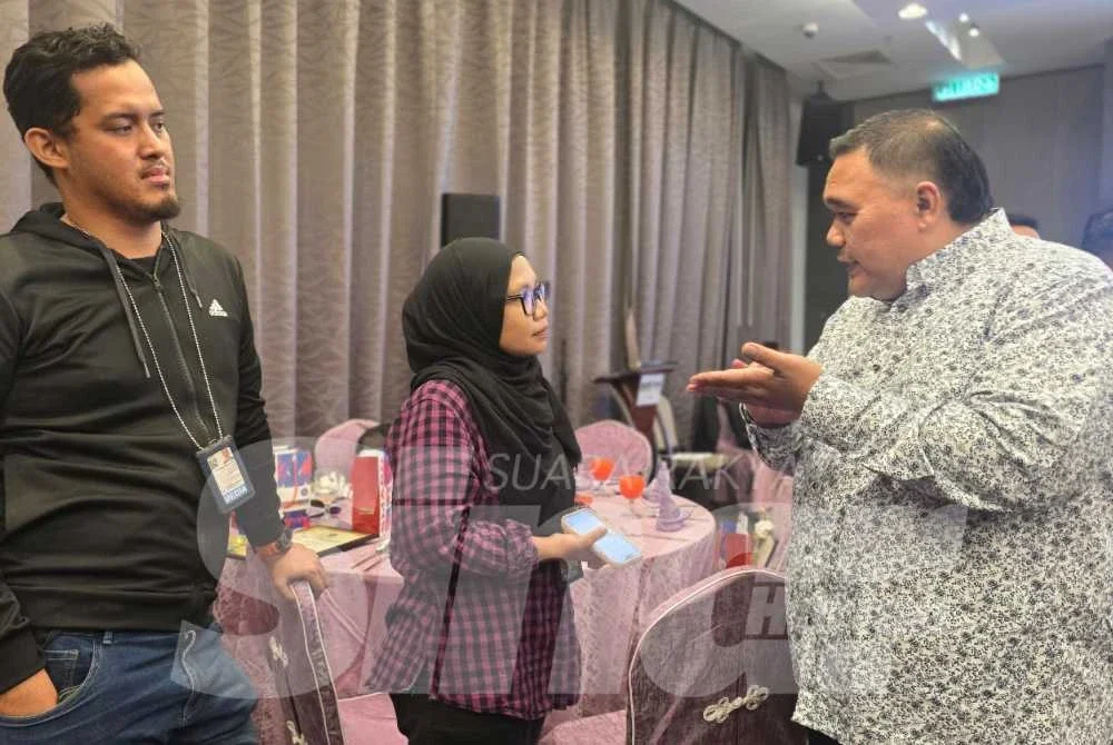 Nazir (kanan) beramah mesra dengan petugas media selepas Majlis Penghargaan Media dan Jalinan Strategik AADK Selangor di Kajang pada Isnin.