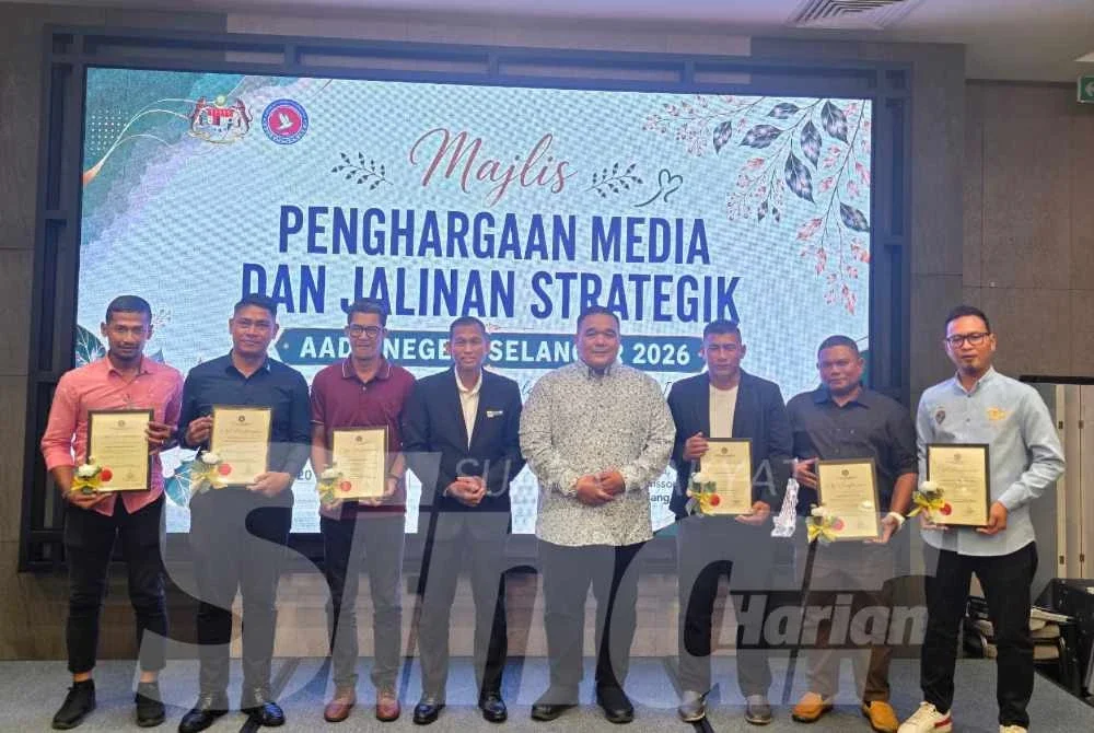 Nazir (empat dari kanan) dan Zainudin (lima dari kanan) ketika Majlis Penghargaan Media dan Jalinan Strategik AADK Selangor di Kajang pada Isnin.