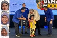 Ahmad Zahid (dua kanan) hadir merasmikan program berkenaan di Felda Palong 8, Jempol pada Sabtu.