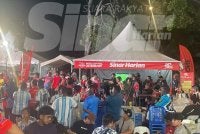 Ribuan peminat bola sepak membanjiri Restoran Hakim di Seksyen 7 bagi mengikuti tayangan skrin gergasi sempena program Riuh Bola SINAR x RedONE x RTM, awal pagi Isnin.