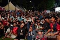Pengunjung dilihat bangun daripada tempat duduk sambil bersorak, bertepuk tangan dan mengibarkan mafla pasukan pilihan masing-masing. FOTO MUHAMMAD AMINNURALIFF MOHD ZOKI