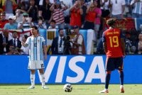 Messi (kiri) tenggelam dalam aksi final Piala Dunia di New Jersey. Foto: Agensi 