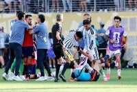 Parades (dua kanan) gagal mengawal perasaan apabila menolak pemain simpanan Sepanyol selepas wisel penamat. Foto: Agensi 