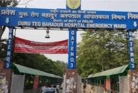 Seorang lelaki meninggal dunia selepas sebuah kipas siling terjatuh dan menghempapnya ketika menerima rawatan di Hospital GTB, Delhi, India. Foto: NDTV