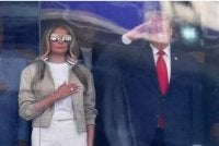 Donald Trump (kanan) bersama isterinya, Melania Trump menghadiri perlawanan akhir Piala Dunia antara Sepanyol dan Argentina di Stadium New York New Jersey pada Ahad. Foto: AP