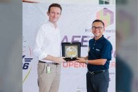 Pengarah Urusan HAS International, Hasery Bakar (kanan), bersama Pengarah Urusan Airbus Helicopters Malaysia, Axel de Pascal, pada Majlis Pengiktirafan Juruterbang H175 yang diadakan bersempena dengan Minggu Keselamatan HAS 2026 di Miri.