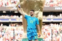 Penjaga gol Sepanyol, Unai Simon rangkul Anugerah Sarung Tangan Emas selepas aksi final menentang Argentina. Foto: Agensi