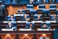 Hajiji (depan, kanan) menjawab soalan tambahan Arthur dalam sidang DUN Sabah pada Isnin.