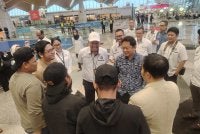 Dickson (baju batik) beramah mesra bersama kru kapal MV Berkat Tuah di KLIA Terminal 1 pada Isnin.