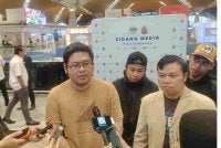  Kru kapal MV Berkat Tuah, Mark (kiri) dan Hendi (kanan) ketika ditemui pemberita selepas tiba di KLIA Terminal 1 pada Isnin.