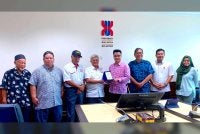 Ahmed Tarmize (dua dari kiri) bersama Nik Izani (empat dari kiri) dan Arham (empat dari kanan) pada majlis jalinan kerjasama strategik COOP OKB dan FTKW-UMK pada Ahad.