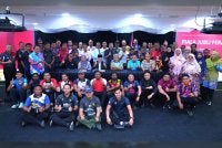 Emran bersama wakil pasukan yang bertanding dalam Kejohanan Piala Jubli Perak Sultan Selangor yang hadir ketika sesi taklimat kejohanan di Karangkraf pada Isnin.