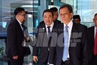 Mohd Shafie (kanan) menghadiri sidang DUN Sabah pada Isnin.