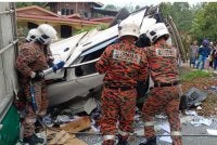 Anggota bomba mengeluarkan mangsa yang tersepit. Foto Bomba