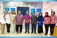 Ahmed Tarmize (empat,kiri) bersama Wan Mohamad Zain (lima,kanan) pada majlis memeterai kerjasama strategik COOP OKB bersama ANGKASA
dan turut hadir sama ialah wakil daripada Malvest Group serta Solartech Sales & Service Sdn Bhd.