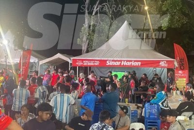 Ribuan peminat bola sepak membanjiri Restoran Hakim di Seksyen 7 bagi mengikuti tayangan skrin gergasi sempena program Riuh Bola SINAR x RedONE x RTM, awal pagi Isnin.