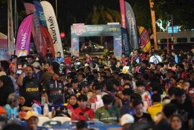 Peminat bola sepak berkumpul bersama rakan serta keluarga memeriahkan program Riuh BOLA SINAR x redONE Mobile x RTM di Restoran Hakim Baru, Seksyen 7, di sini pada Ahad.