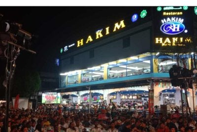 Penyokong Argentina dan Sepanyol bagi menyaksikan perlawanan akhir Piala Dunia FIFA 2026 menerusi program Riuh BOLA SINAR x redONE Mobile x RTM di Restoran Hakim, Seksyen 7 Shah Alam pada Ahad.
