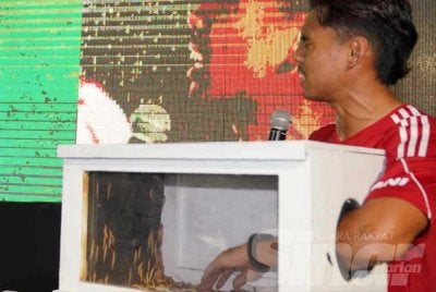 Mukhairi Ajmal Mahadi kelihatan gugup ketika bermain Kotak Pengulas SFC alam program Riuh Bola Sinar x redOne x RTM di Restoran Hakim Seksyen 7 Shah Alam. Foto Rosli Talib 