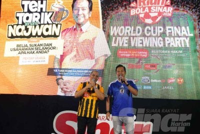 Mohd Najwan (kanan) ketika Slot Teh Tarik Bersama Najwan sempena Program Riuh BOLA SINAR x redONE Mobile x RTM, berlangsung di Restoran Hakim pada Isnin. Foto Rosli Talib
