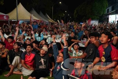 Pengunjung dilihat bangun daripada tempat duduk sambil bersorak, bertepuk tangan dan mengibarkan mafla pasukan pilihan masing-masing. FOTO MUHAMMAD AMINNURALIFF MOHD ZOKI