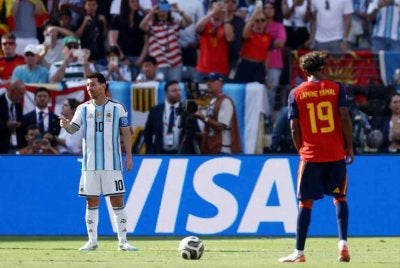 Messi (kiri) tenggelam dalam aksi final Piala Dunia di New Jersey. Foto: Agensi 