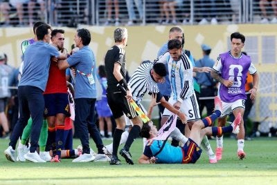 Parades (dua kanan) gagal mengawal perasaan apabila menolak pemain simpanan Sepanyol selepas wisel penamat. Foto: Agensi 