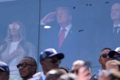 Trump turut menerima sorakan boo apabila wajahnya dipaparkan seketika di skrin besar stadium selepas persembahan lagu kebangsaan AS.