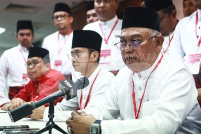 Noh (kanan) ketika sidang akhbar selepas Majlis Perasmian Mesyuarat Perwakilan Pemuda UMNO Shah Alam pada Ahad.
